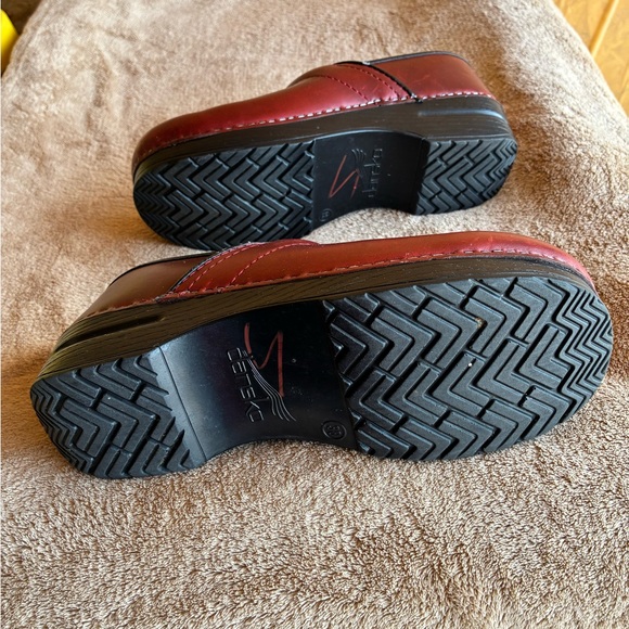 Dansko Professional XP 2.0 Cordovan Leather Clogs
Size 8 (38) - Picture 6 of 9